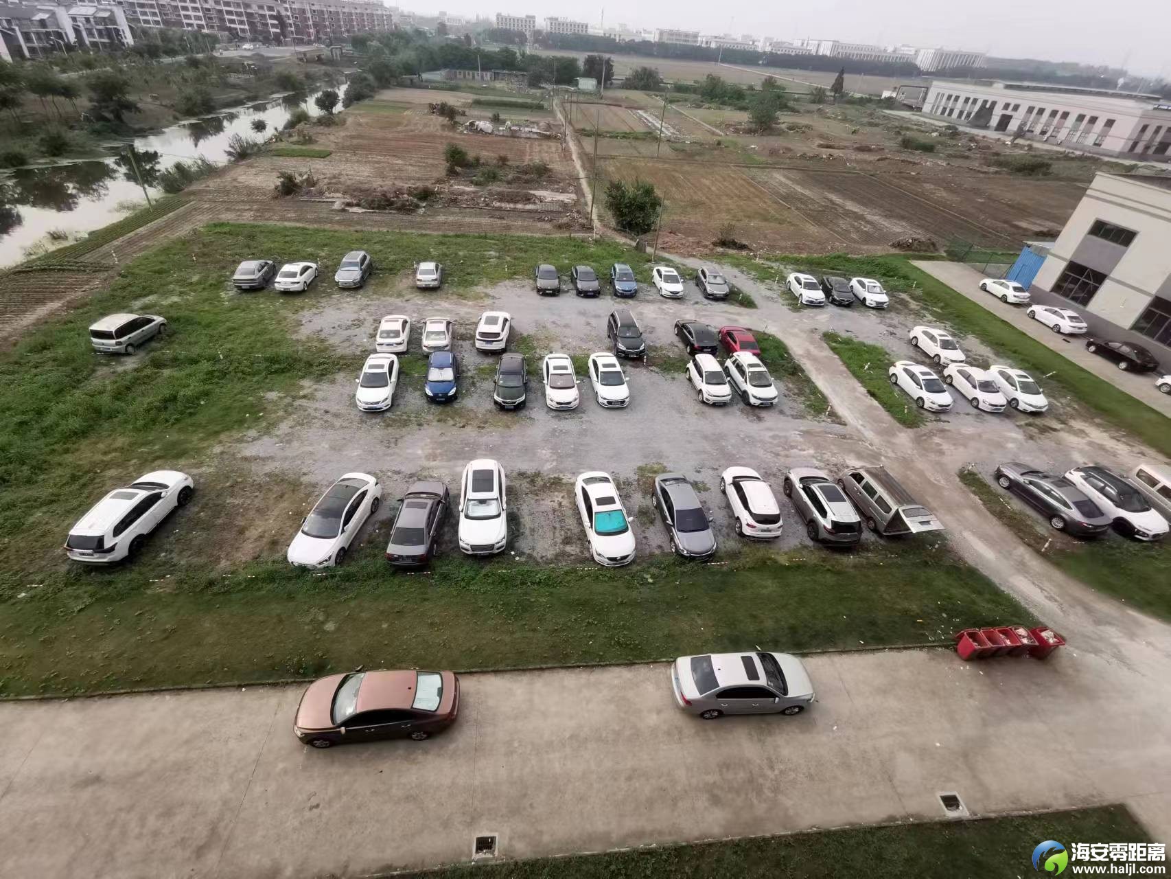 楼后停车场.jpg