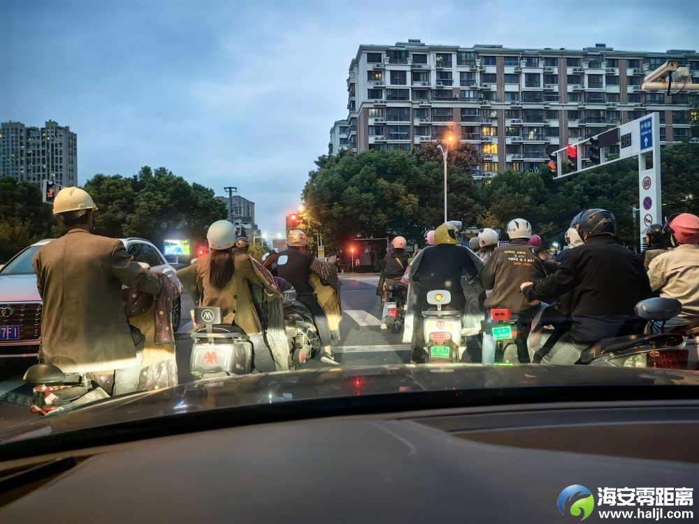右转车辆转向灯开启后依然有电动车加塞，导致无法右转，增添道路拥堵